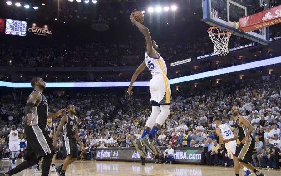  库里单节飙中七记三分，勇士火力全开击溃马刺防线