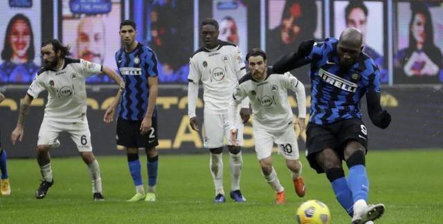  国际米兰逆转取胜，领跑意甲积分榜首位置